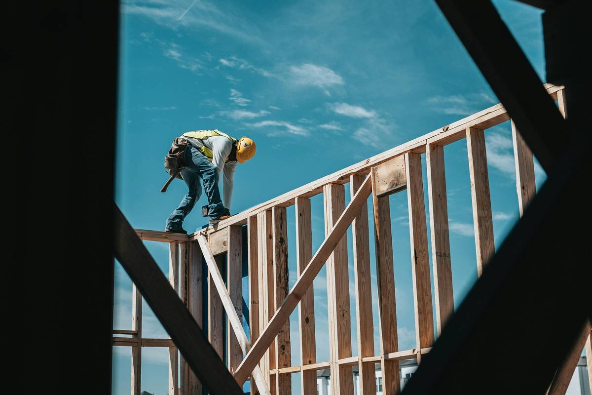 safety belt solutions limited: professional carpenter wearing an ergonomic tool belt with organized pockets and balanced weight distribution